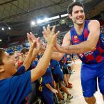 Abrines saluda a unos jóvenes aficionados durante su presentación como jugador del Barcelona
