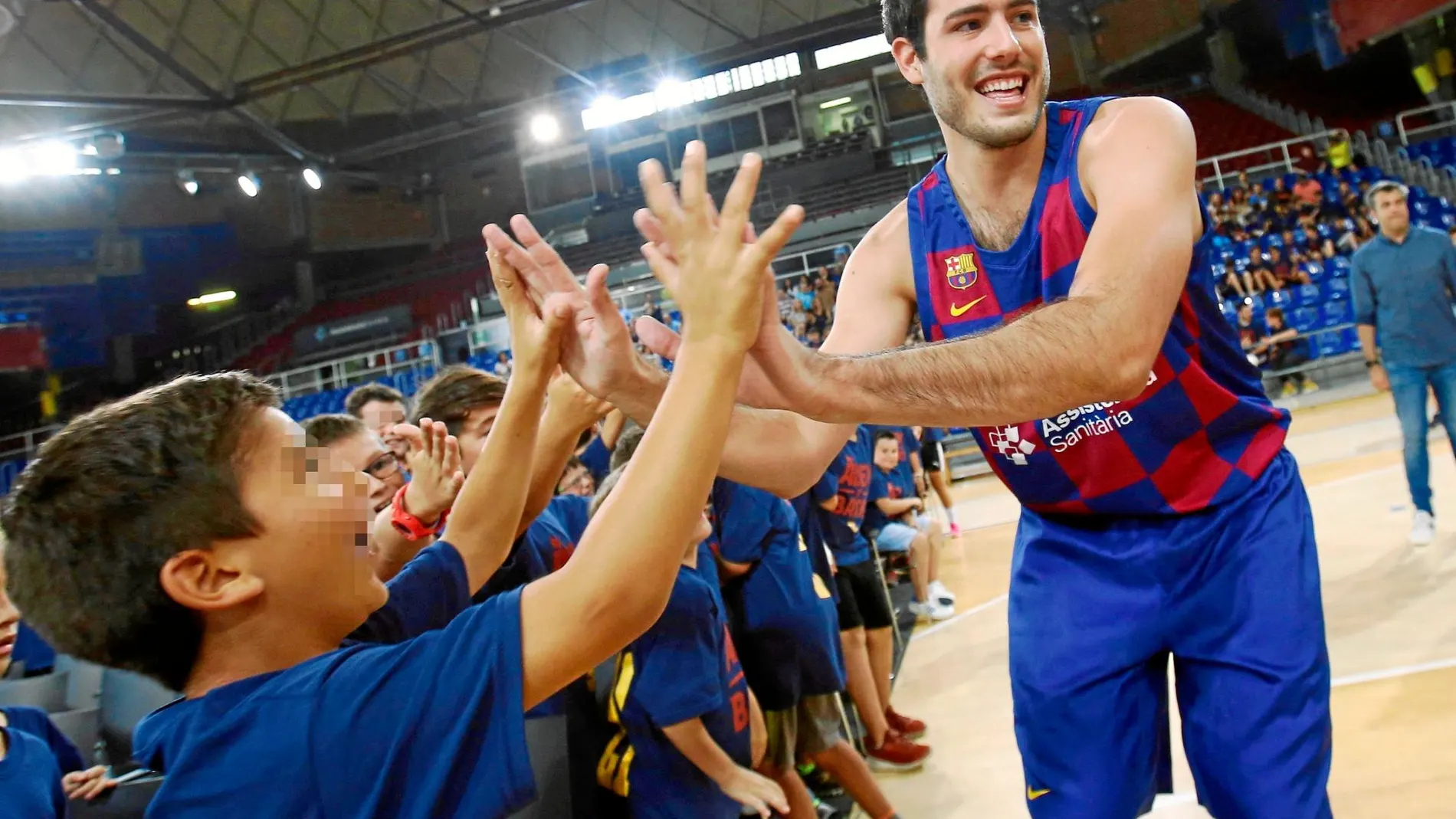 Abrines saluda a unos jóvenes aficionados durante su presentación como jugador del Barcelona