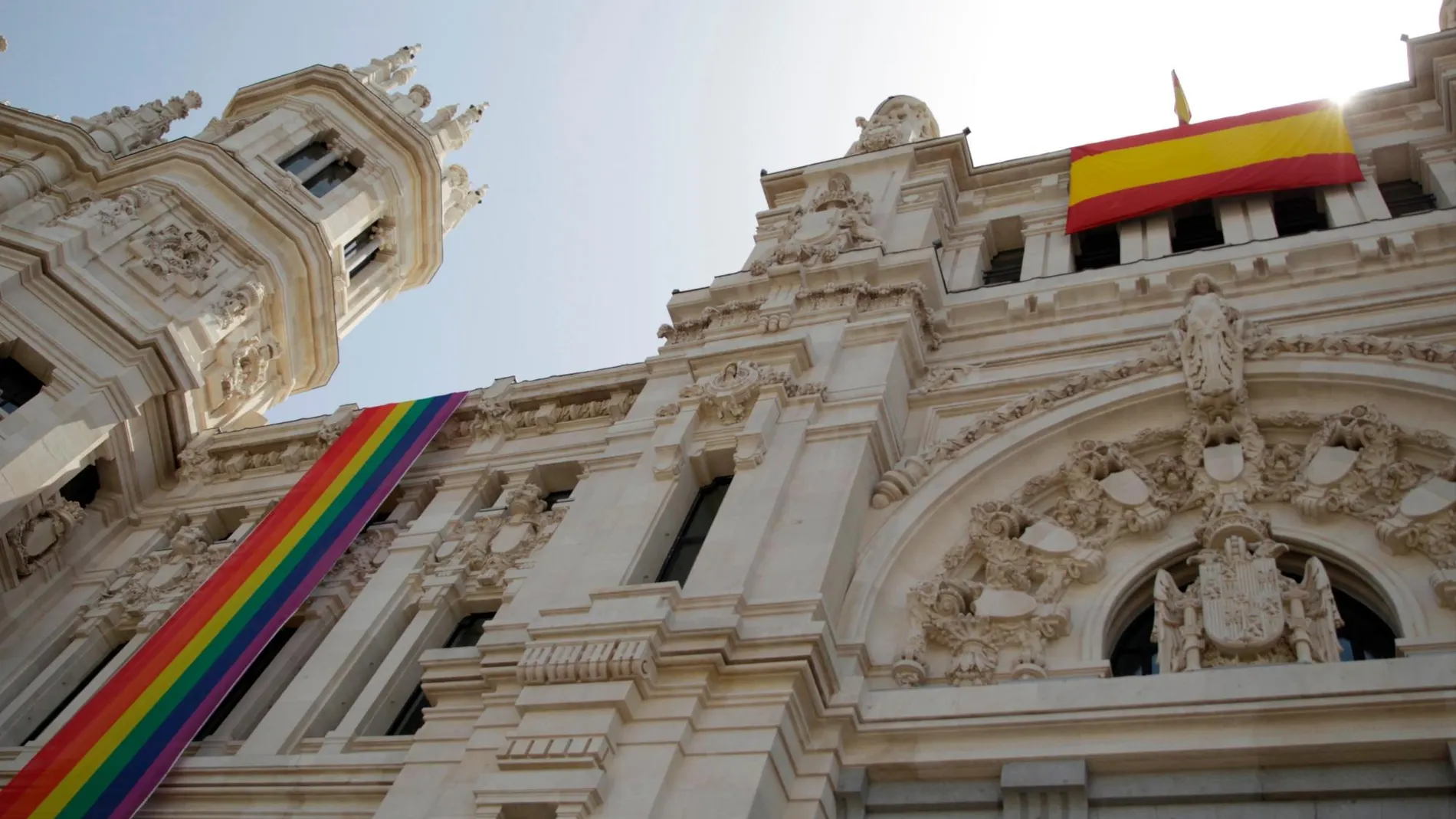 Vista de la bandera arcoirís junto a la bandera de España en el Ayuntamiento de Madrid/Foto: Efe/Marcel Guinot