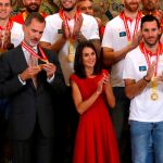 Doña Letizia espectacular con un vestido rojo para recibir a los campeones del mundo