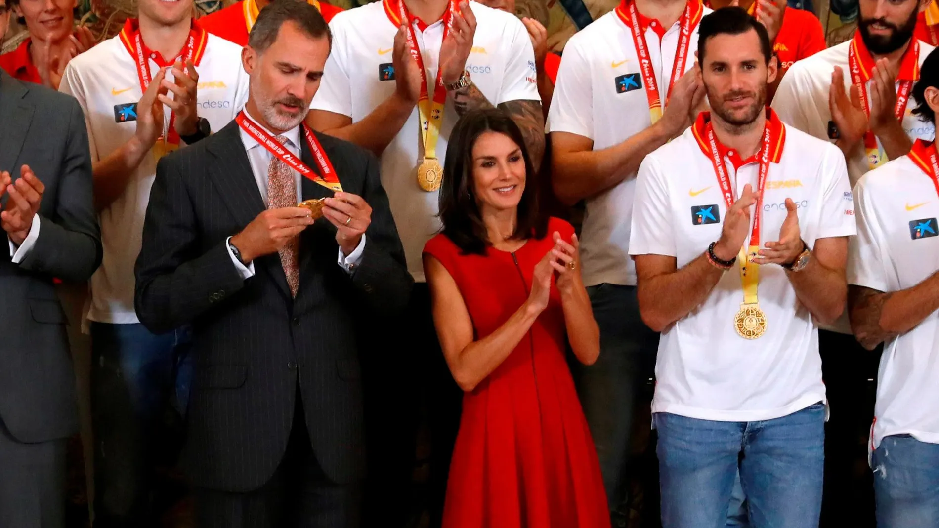 Doña Letizia espectacular con un vestido rojo para recibir a los campeones del mundo