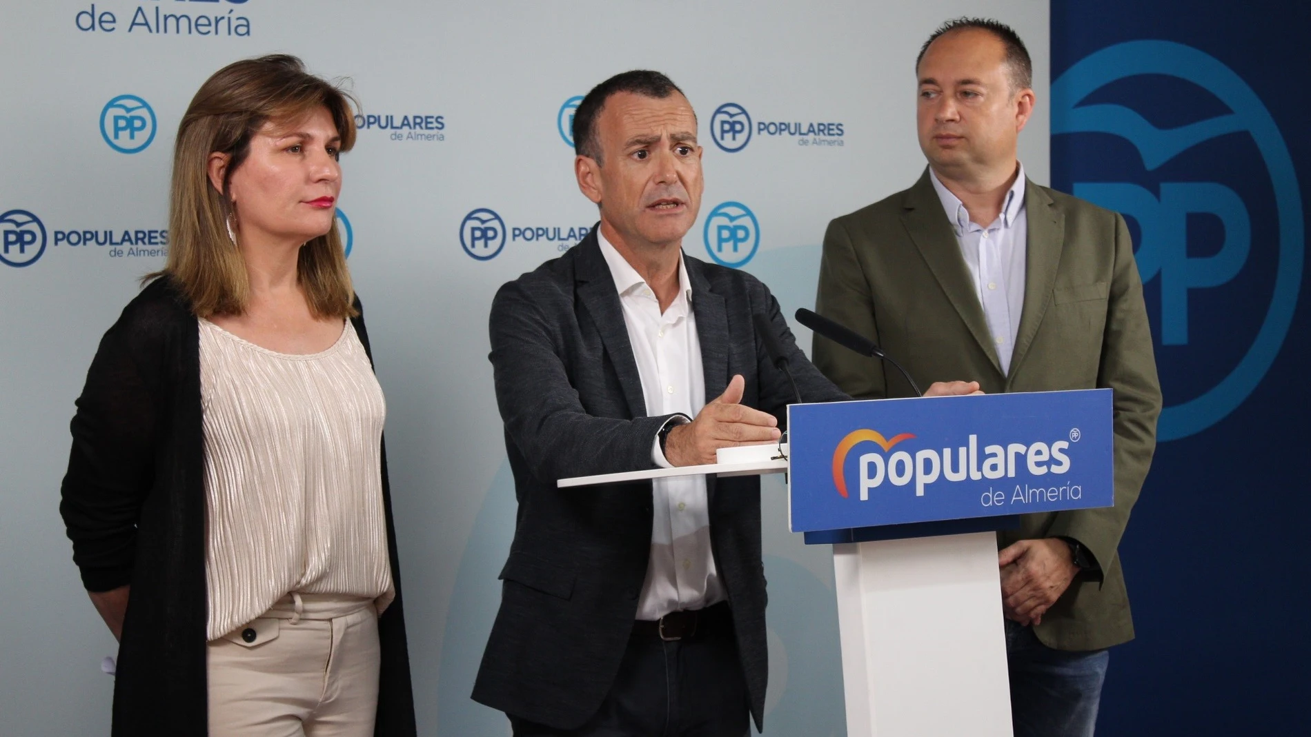 El vicesecretario de Sectores Productivos del PP-A, Pablo Venzal, en rueda de prensa en Almería con los diputados Ramón Herrera y Rosalía Espinosa