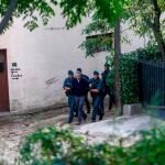 Agentes de la Guardia Civil trasladan a una de las nueve personas detenidas.