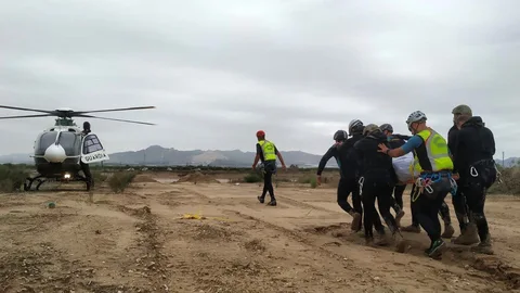 Los «boinas verdes» rescatan el cadáver de un hombre, ayer, en Orihuela. El vecino, de 41 años, era buscado por el Ejército desde el viernes, cuando se halló su motocicleta en la zona de la catástrofe