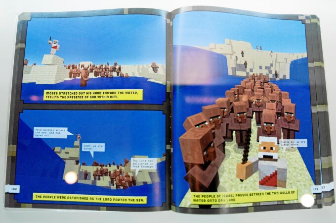 Uno de los ejemplares de la colección expuestos en la muestra, describe de forma lúdica algunos pasajes bíblicos a través de figuras de Lego