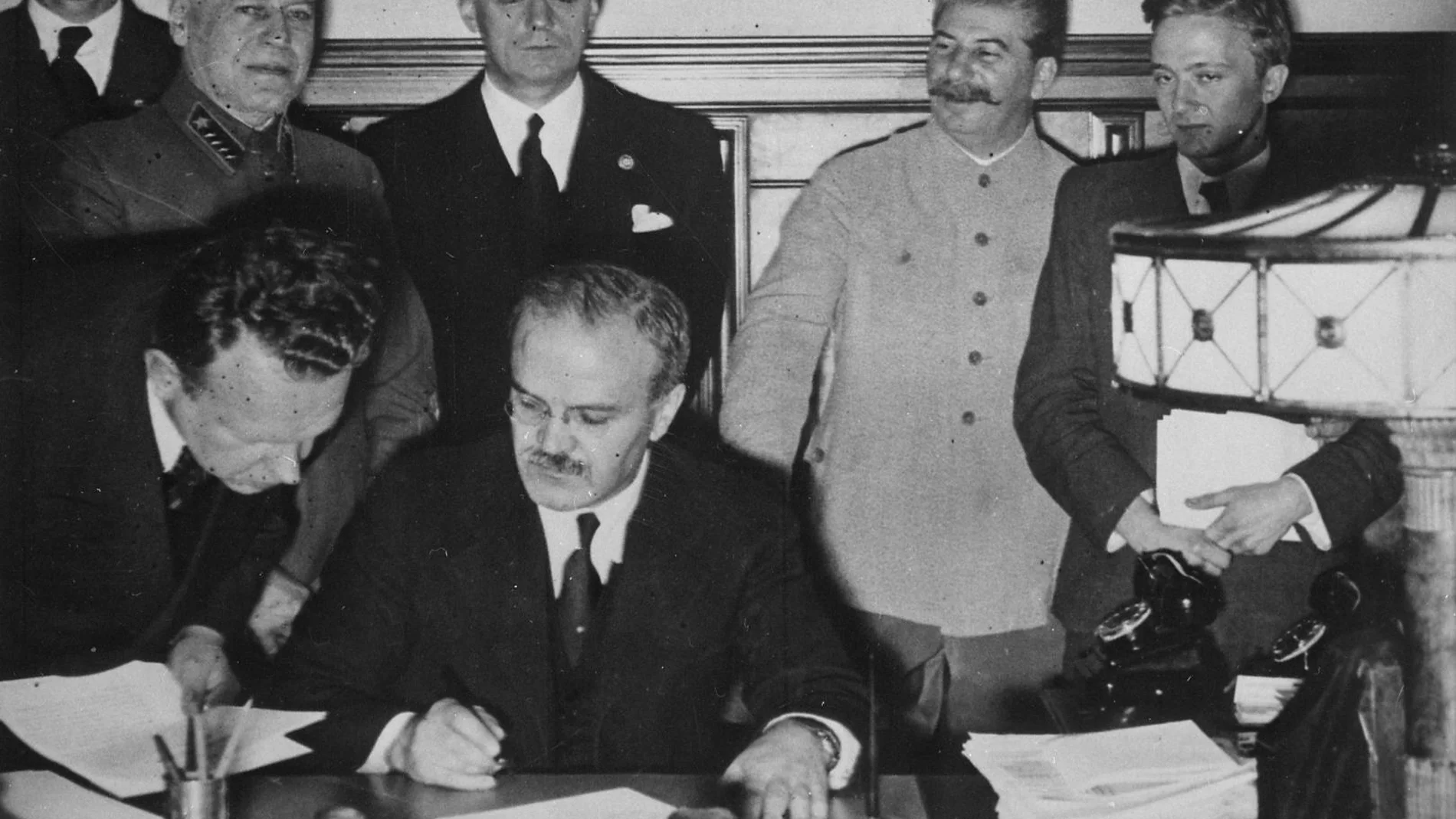 Molotov firma el pacto en presencia de Shaposhnikov, Ribbentrop y Stalin