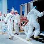 Los astronautas suben a la furgoneta que les lleva a la plataforma