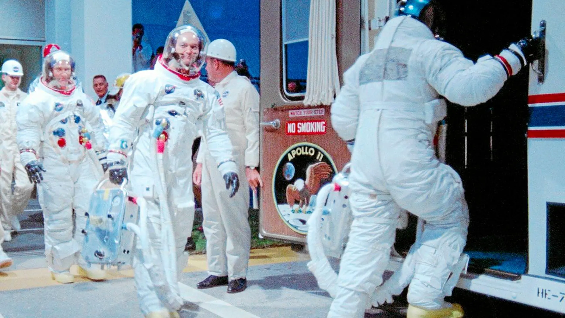 Los astronautas suben a la furgoneta que les lleva a la plataforma