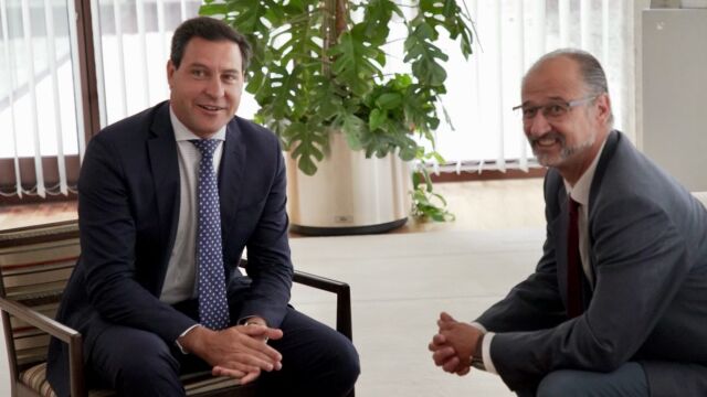 El presidente de las Cortes de Castilla y León junto con el portavoz del Partido Popular, Raúl de la Hoz