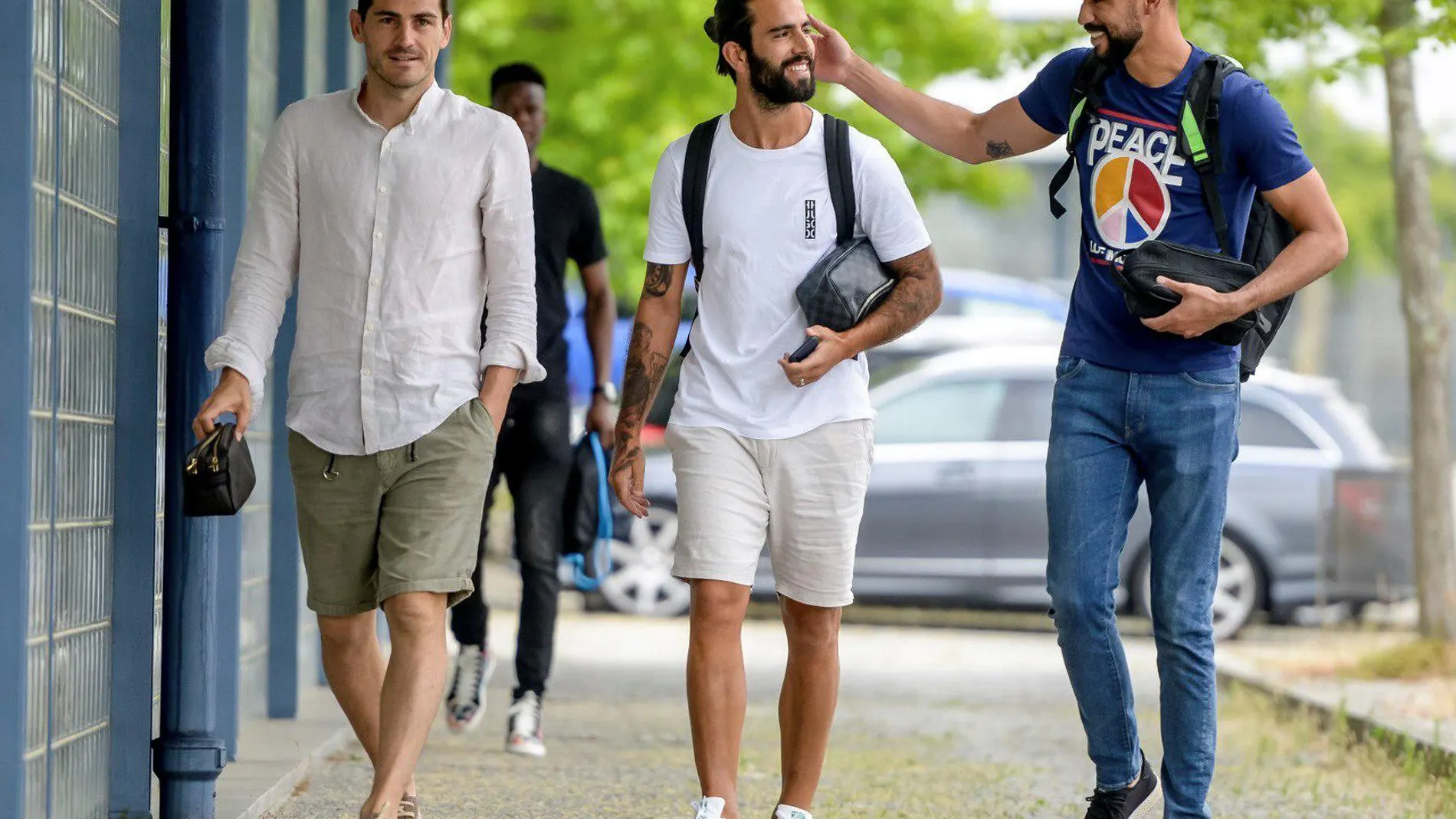 [español Iker Casillas (i) acompañado por sus compañeros Sergio Oliveira (c) y Vaná en su incorporación]