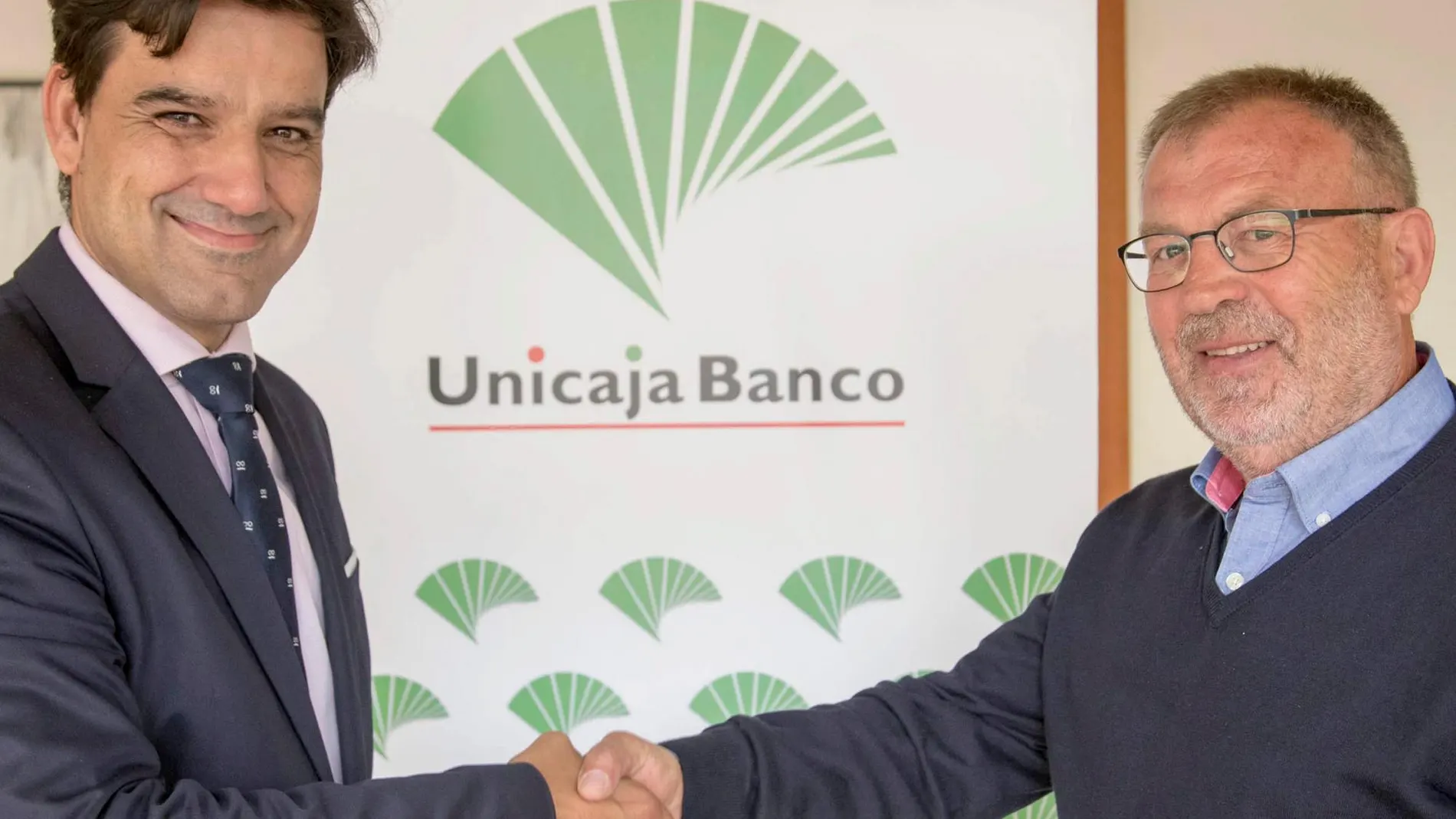 Teodoro López y Manuel Rubio suscriben el contrato para financiar las obras