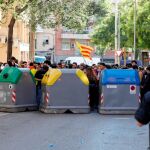 Los independentistas han colocado barricadas para recibir a Albert Rivera/Reuters