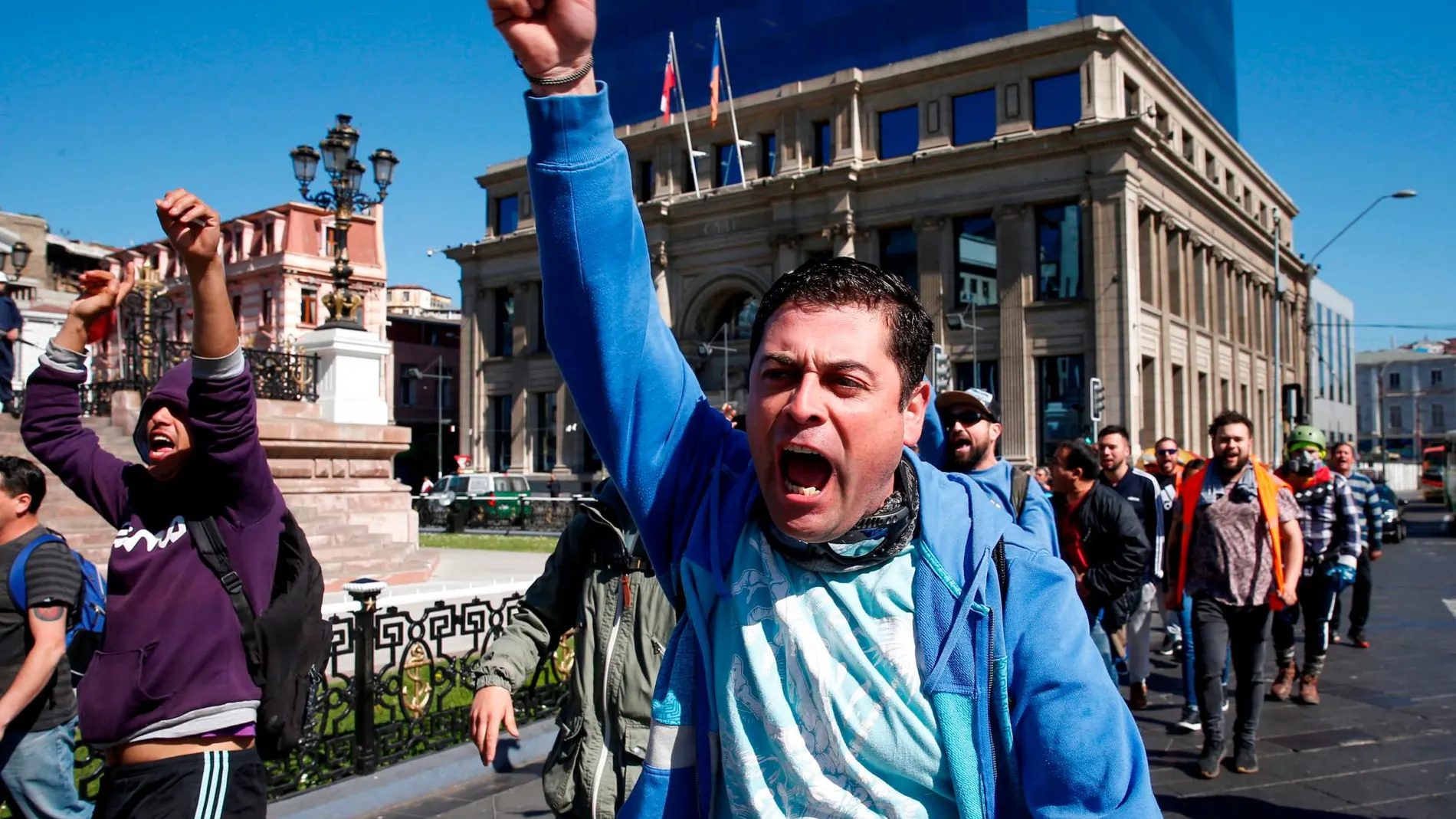 Un manifestante protesta contra el Gobierno de Piñera en Santiago/Reuters
