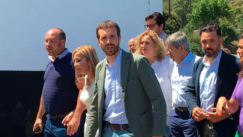 Pablo Casado vista el puesto de mando del incendio en Gran Canaria