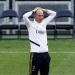 [Zidane, participa en un entrenamiento, este jueves, en el Estadio Metlife, en East Rutherford, Nueva]