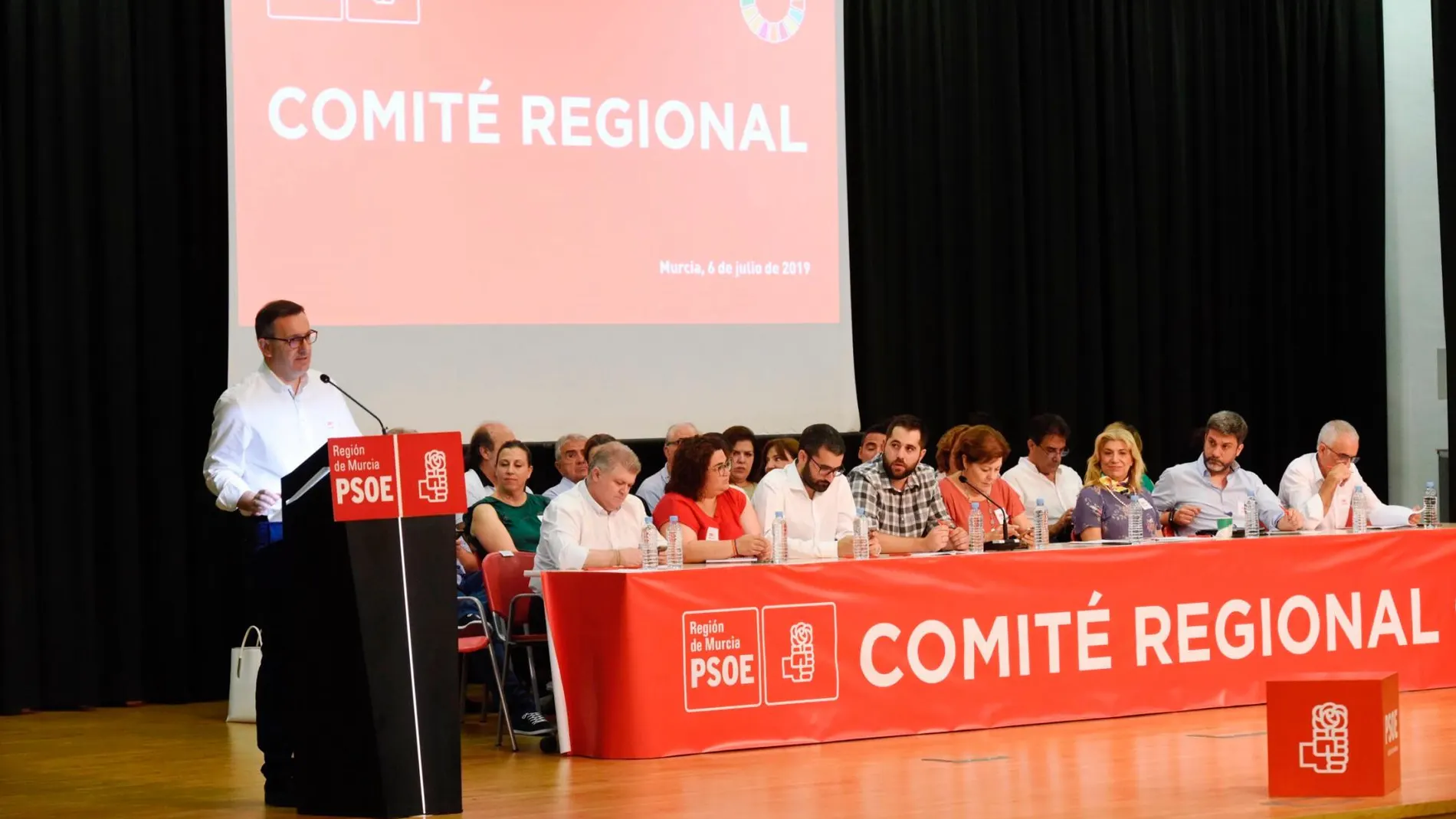 El secretario general del PSRM, Diego Conesa, contestó una a una a todas las intervenciones y opiniones que se manifestaron durante la reunión del Comité Regional del partido. LA RAZÓN