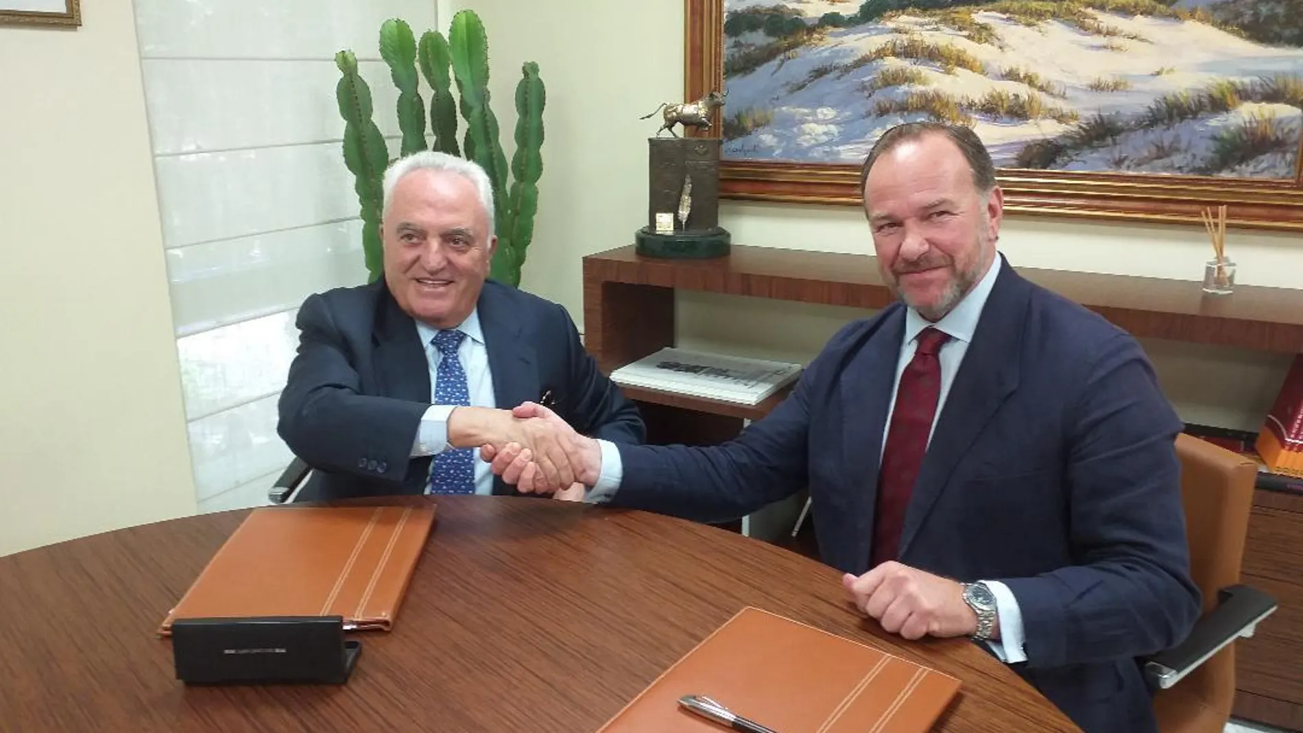 El convenio ha sido firmado por Manuel Contreras, presidente de la Fundación AZVI, y José Luis García-Palacios, presidente de Fundación Caja Rural del Sur. / Foto: La Razón