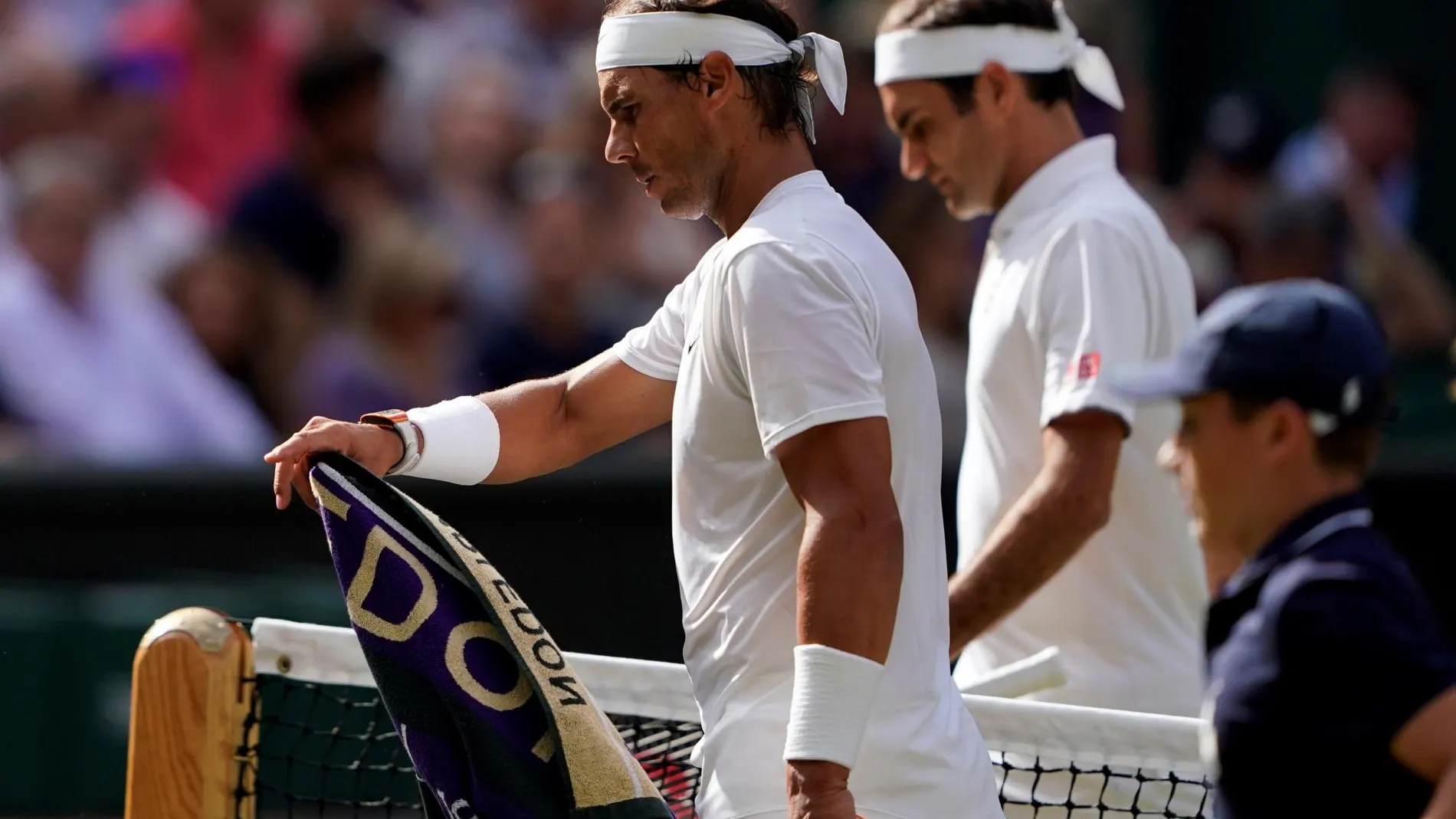 [Wimbledon (United Kingdom), 12/07/2019.- Roger Federer of Switzerland (R) and Rafael Nadal of Spain]
