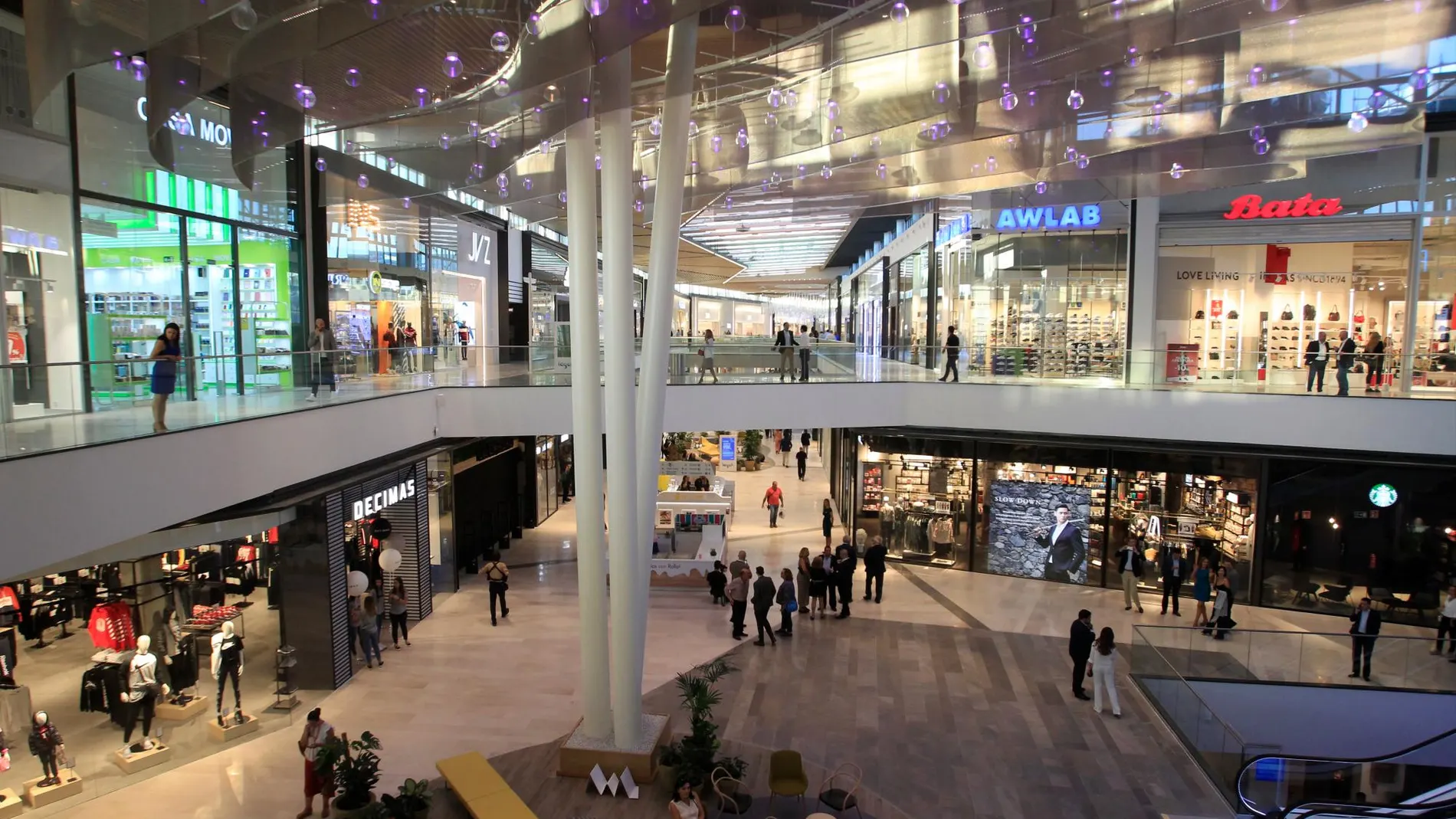 “Los grandes centros comerciales proliferan hasta la sobredosis en ciudades, pongamos por caso, como Sevilla” / Foto: Manuel Olmedo