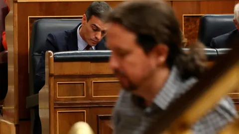 El presidente del Gobierno en funciones, Pedro Sánchez, al fondo y Pablo Iglesias en primer plano. Foto: Efe