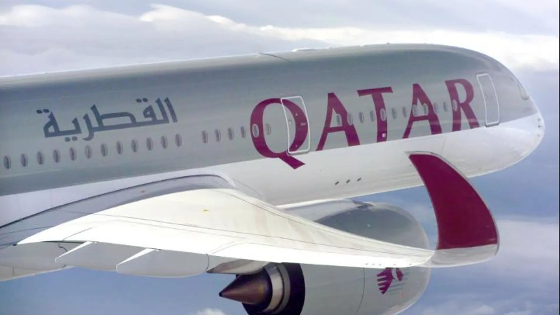 Avión de Qatar Airways en pleno vuelo