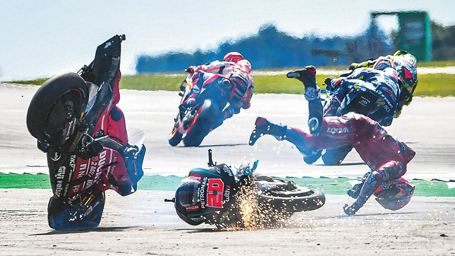 La caída de Quartararo nada más empezar la carrera provocó la de Dovizioso, que se golpeó duramente en la cabeza. Llegó a perder la conciencia, aunque el TAC confirmó que no había daños. La Ducati se incendió