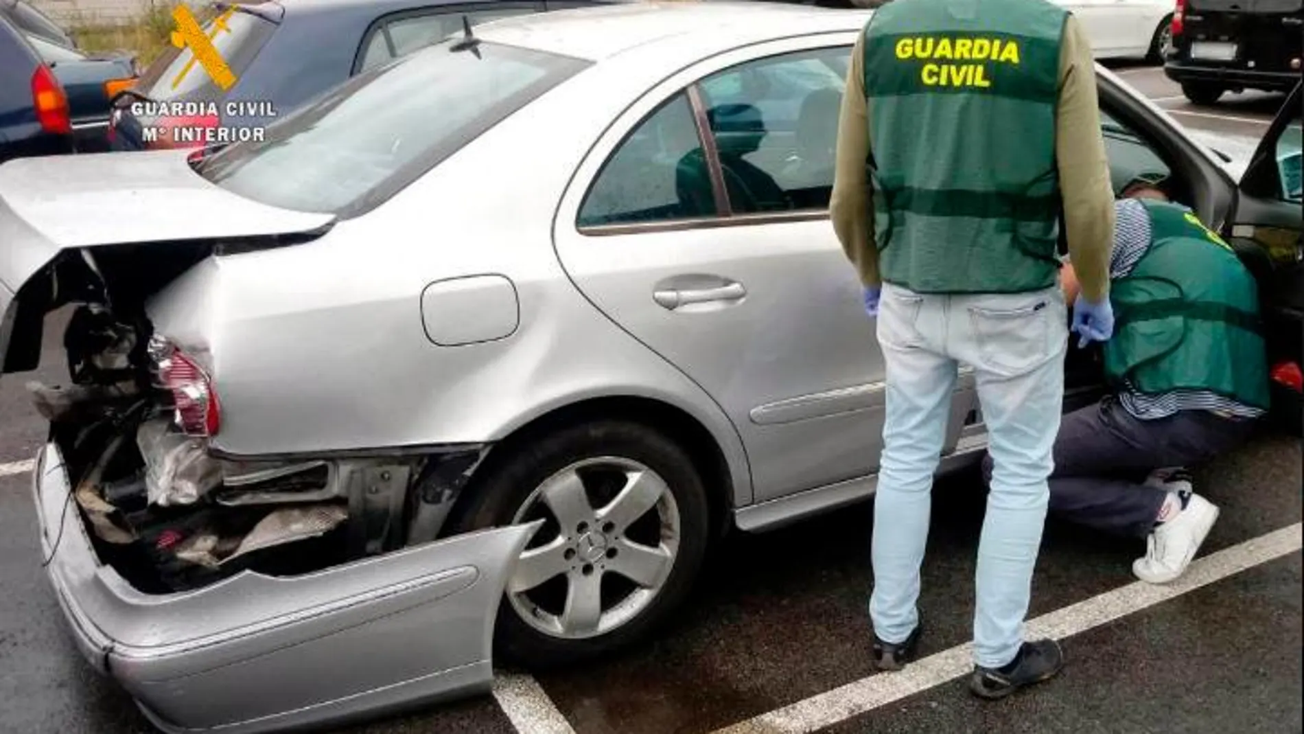 El coche de los ladrones tras chocar con el patrulla/@guardiacivil