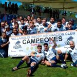 Los jugadores del VRAC celebran en el césped de Pepe Rojo la octava Supercopa de España de rugby de su historia