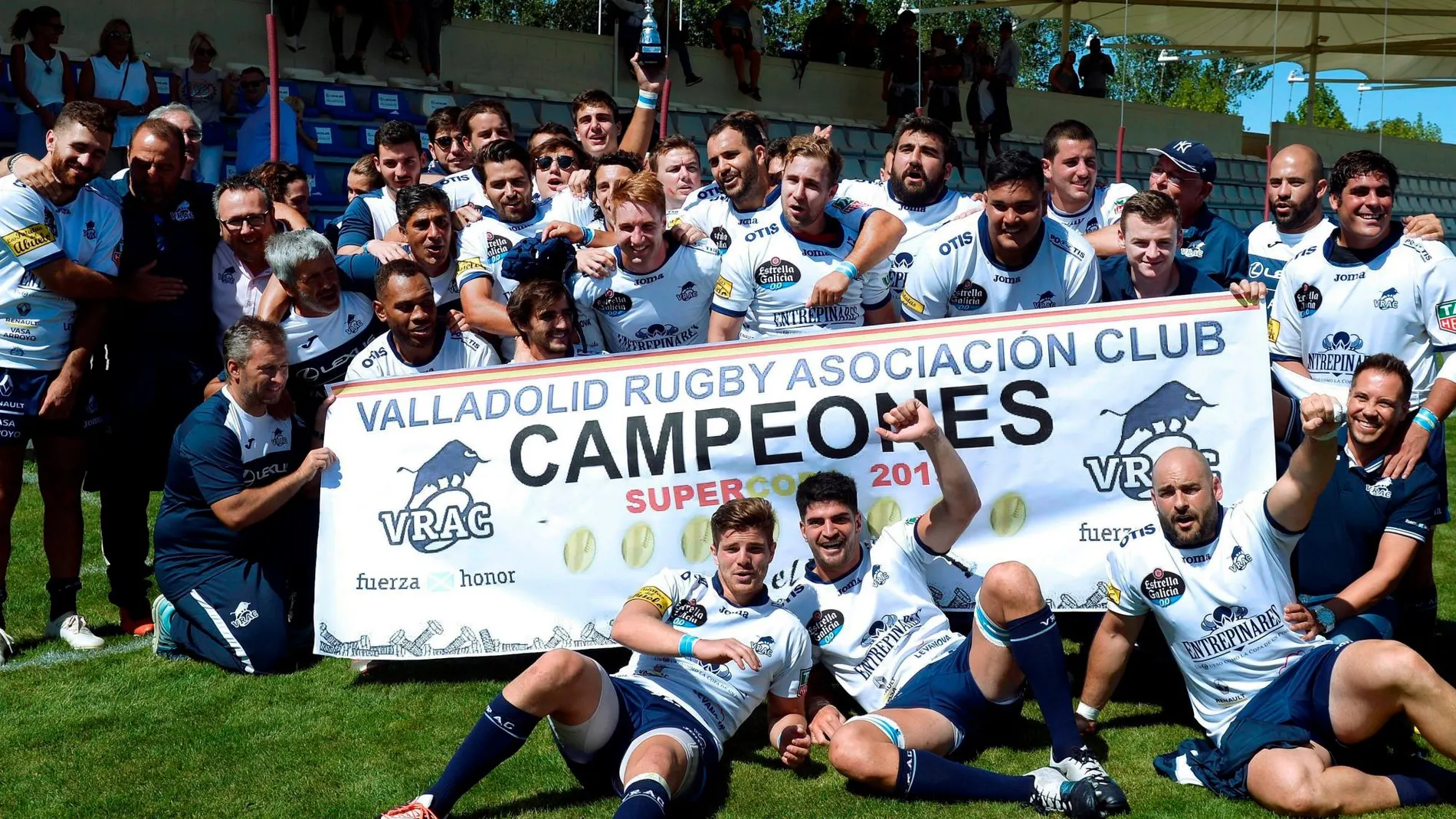 Los jugadores del VRAC celebran en el césped de Pepe Rojo la octava Supercopa de España de rugby de su historia