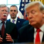 Donald Trump escucha a su ya excolaborador John Bolton en el Despacho Oval
