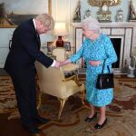 Boris Johnson saluda a la reina en el palacio de Buckigham/AP