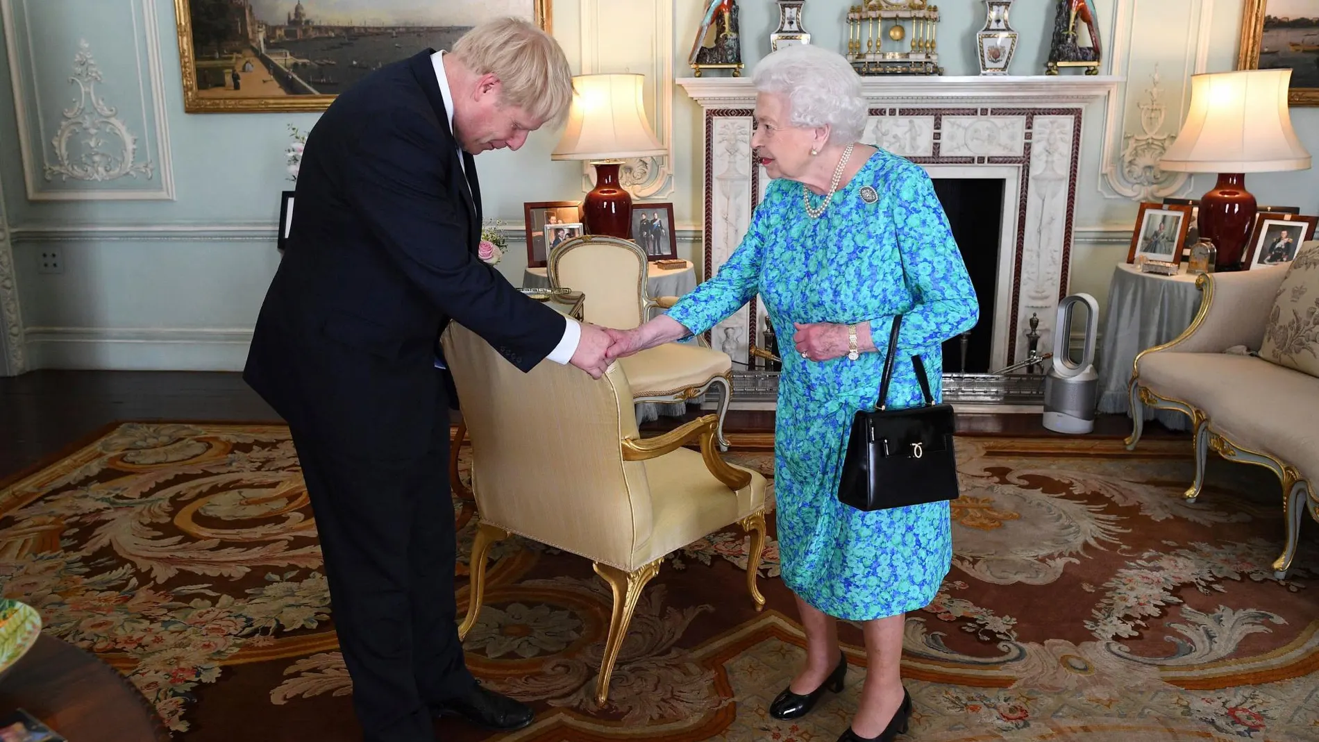 Boris Johnson saluda a la reina en el palacio de Buckigham/AP
