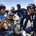 Landa conversa con Nairo Quintana antes del entrenamiento