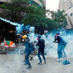 Un grupo de manifestantes se enfrenta a la Policía hongkonesa en el área de Wong Tai Shin en los incidentes de ayer / Efe