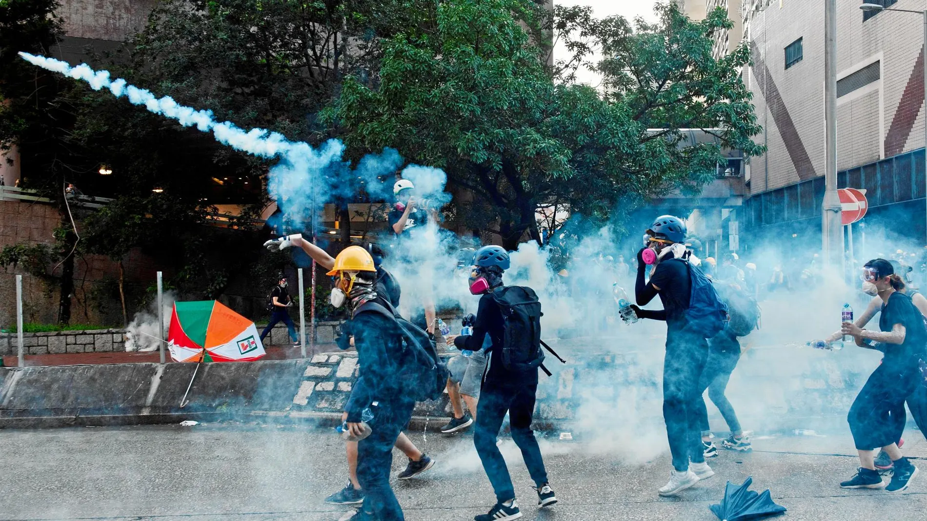 Un grupo de manifestantes se enfrenta a la Policía hongkonesa en el área de Wong Tai Shin en los incidentes de ayer / Efe