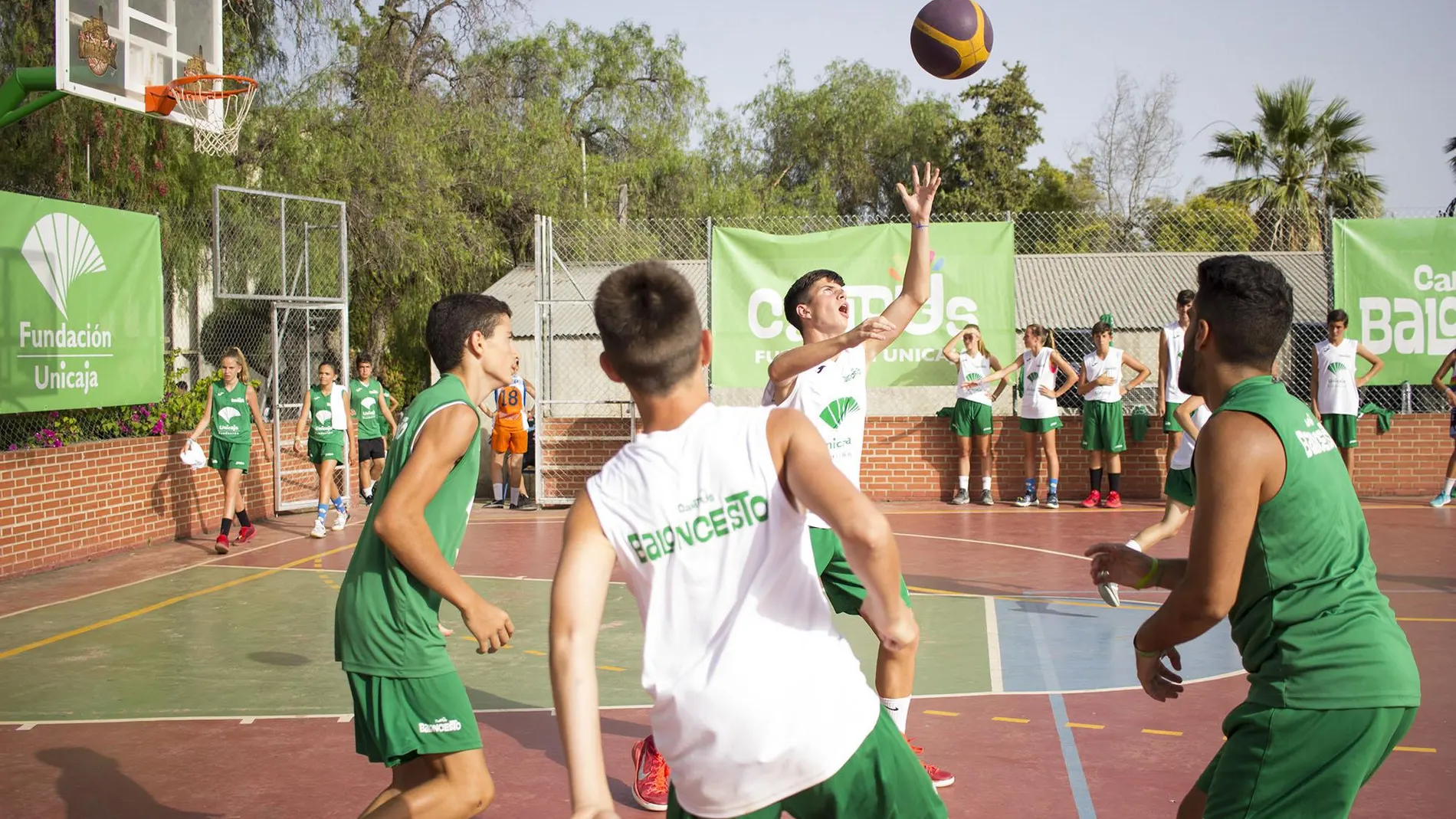 Jóvenes juegan un partido de baloncesto en uno de los campus / La Razón