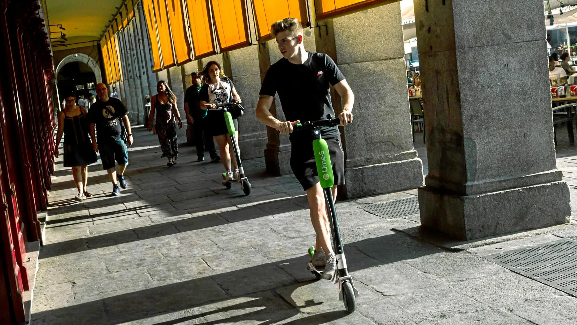 Los patinetes eléctricos no tienen permitido circular por las aceras de la capital / Foto: Alberto R. Roldán