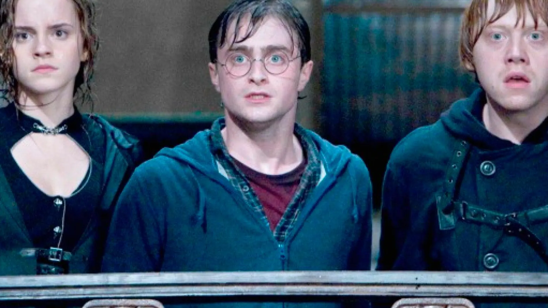 Hermione Granger (Emma Watson), Harry Potter (Daniel Radclife) y Ron Weasley (Rupert Grint) en un fotograma de una de las películas