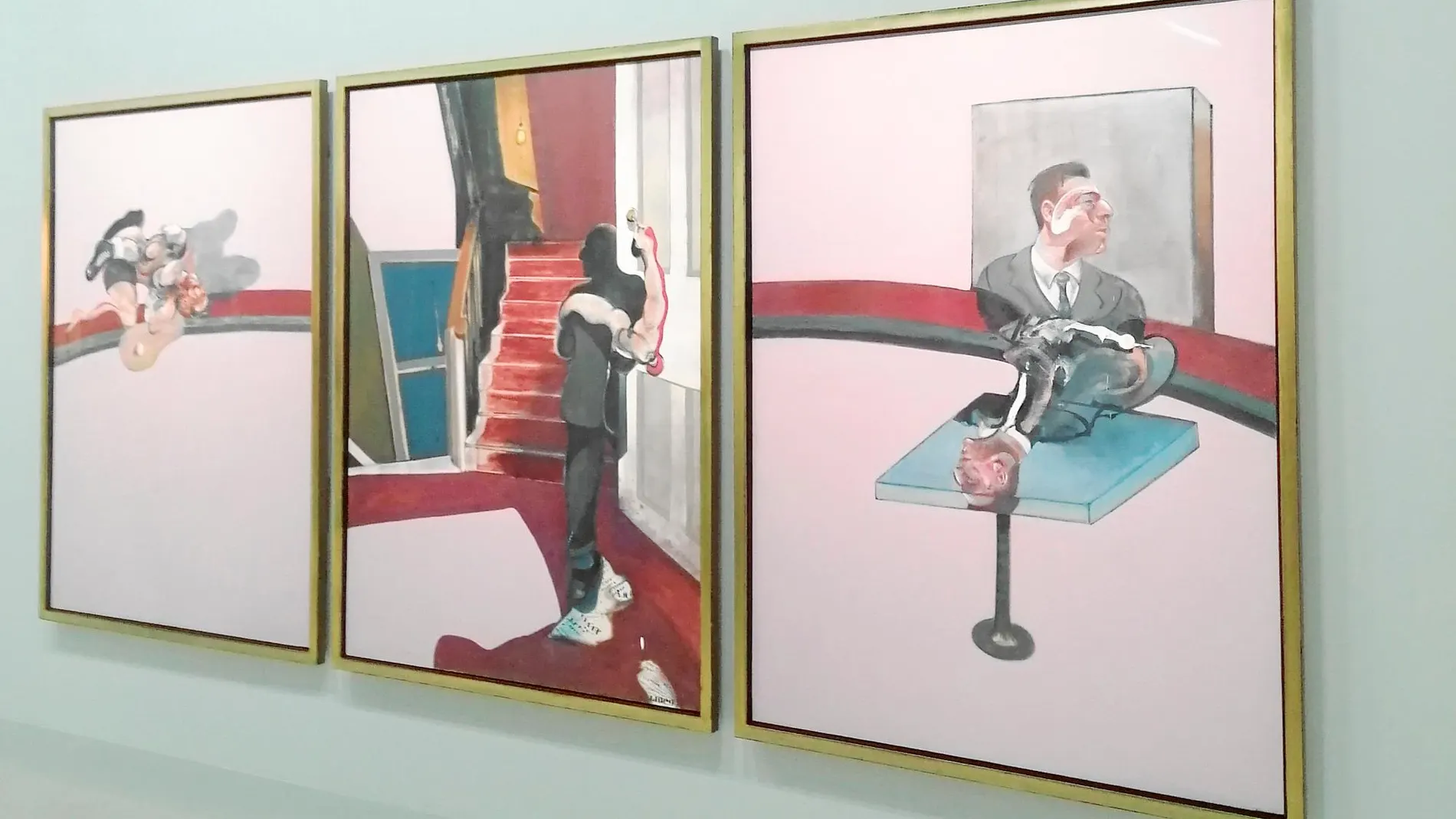 En el tríptico «En memoria de George Dyer» (1971), Francis Bacon esparce sobre una mesa a su mujer deformada
