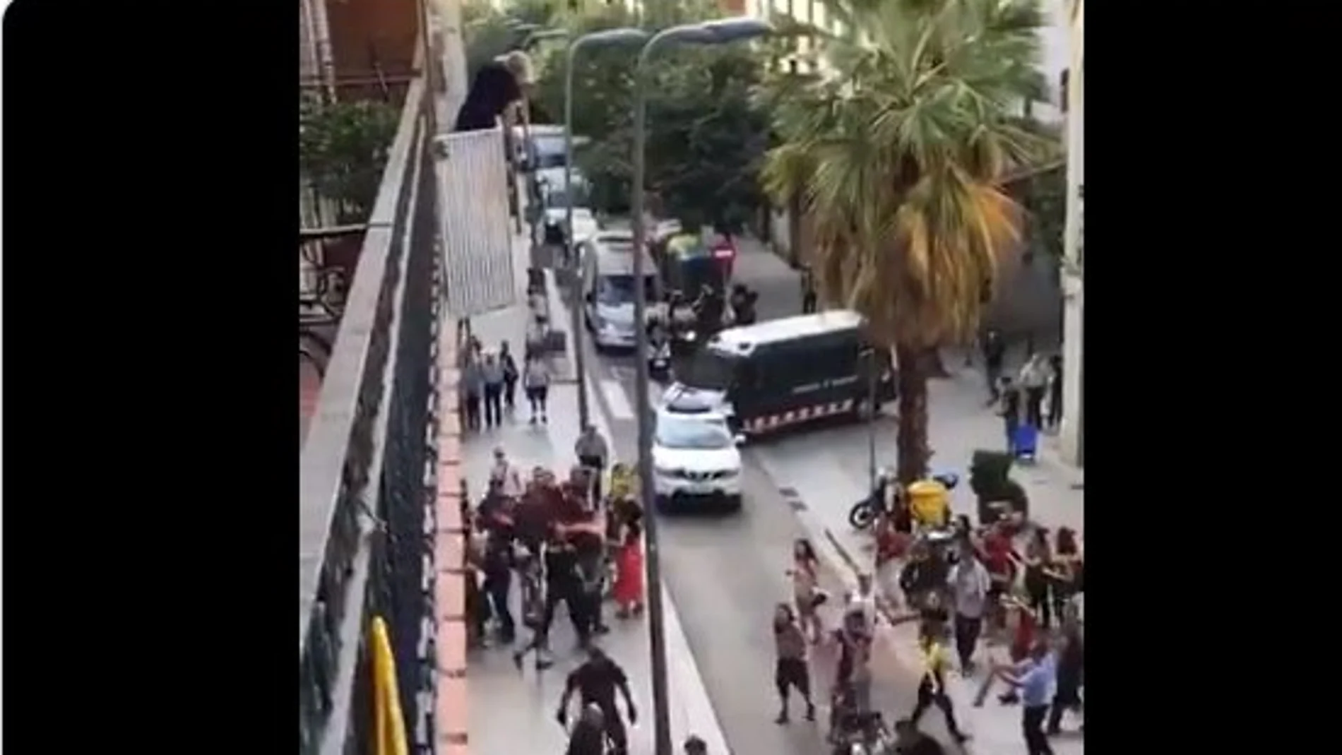 Un momento de la actuación de los mossos contra los manifestantes antidesahucio