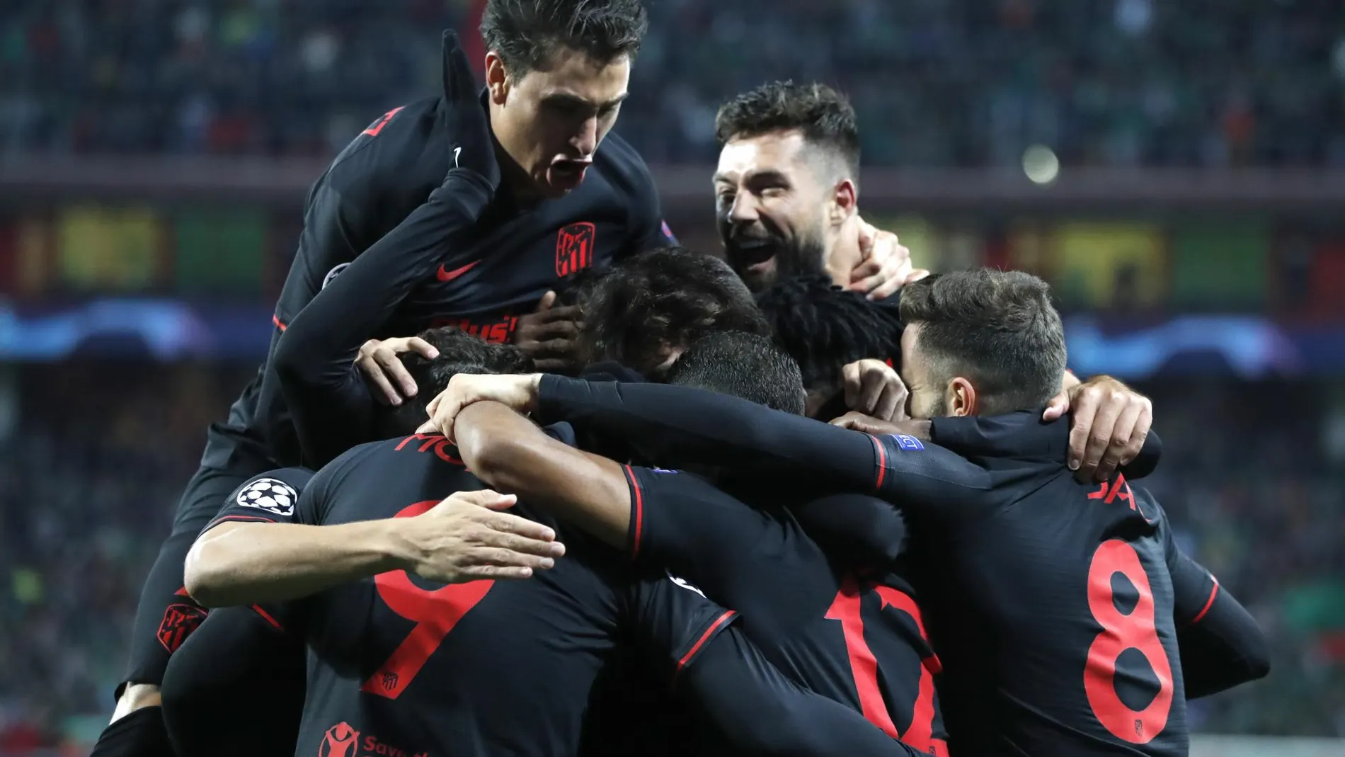 Los jugadores del Atlético celebran uno de los goles de su equipo