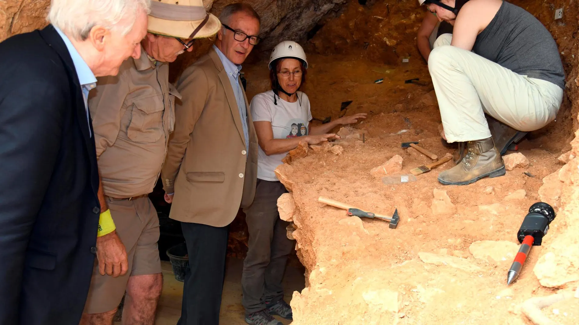 El ministro de Cultura y Deporte, José Guirao, visita los yacimientos arqueológicos de Atapuerca junto al presidente de la Fundación Atapuerca, Antonio Miguel Méndez Pozo y los co-directores de la excavación