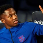 Ansu Fati, sentado en el banquillo del Camp Nou.