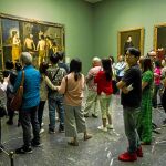 En el Museo del Prado está prohibido tomar fotografías y selfies, lo que lleva al espectador a estar delante de un cuadro solamente para observarlo / Foto: Alberto R. Roldán