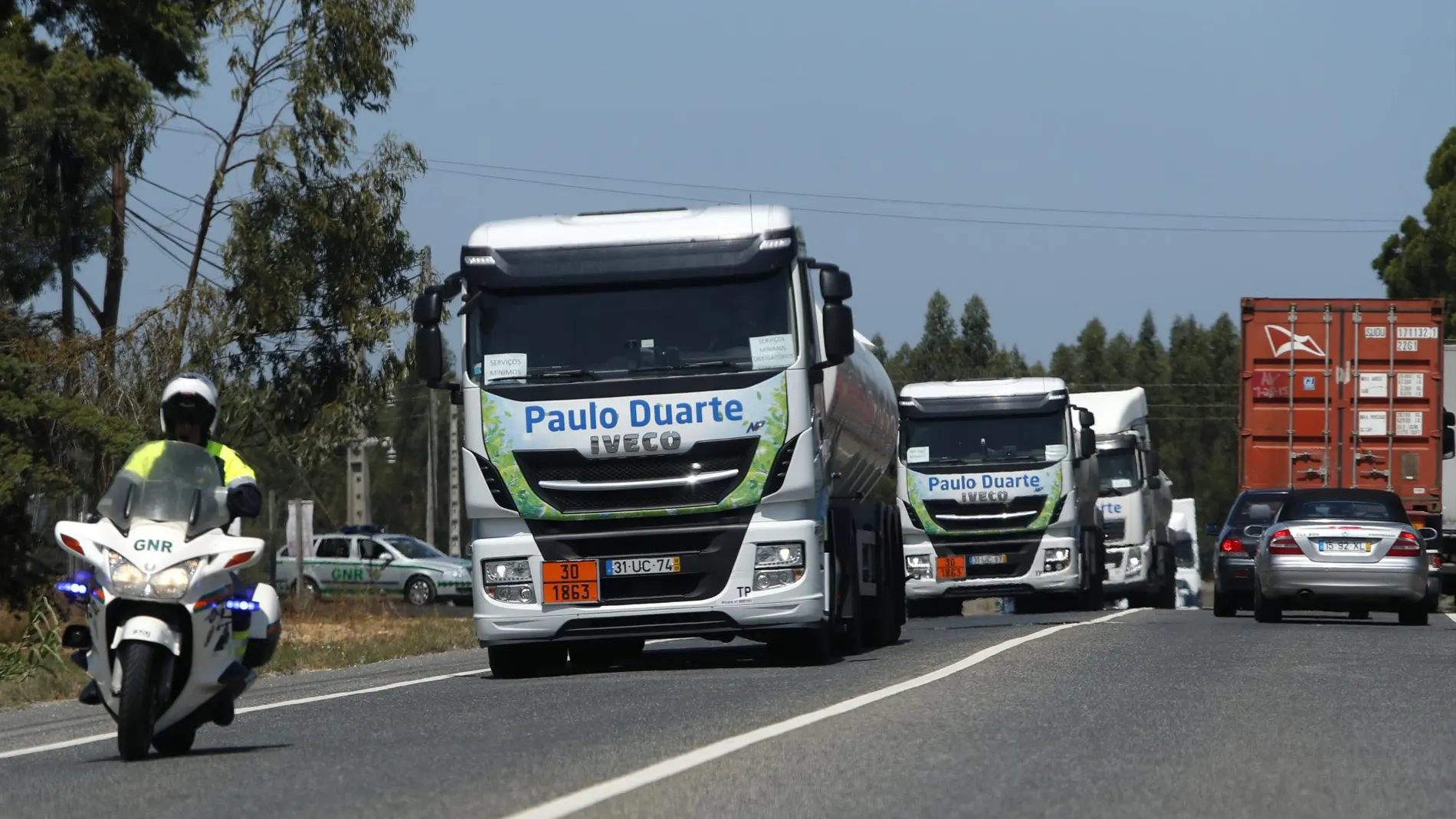 La Gendarmería portuguesa escolta a un camión con combustible