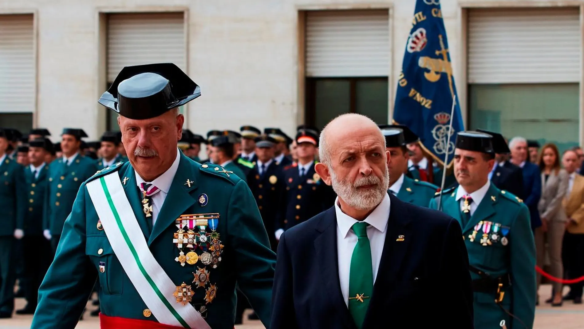 El director general de la Guardia Civil, Félix Vicente Azón, y el jefe de la Benemérita, Pedro Garrido, durante los actos de celebración del día de la patrona del cuerpo/ EFE