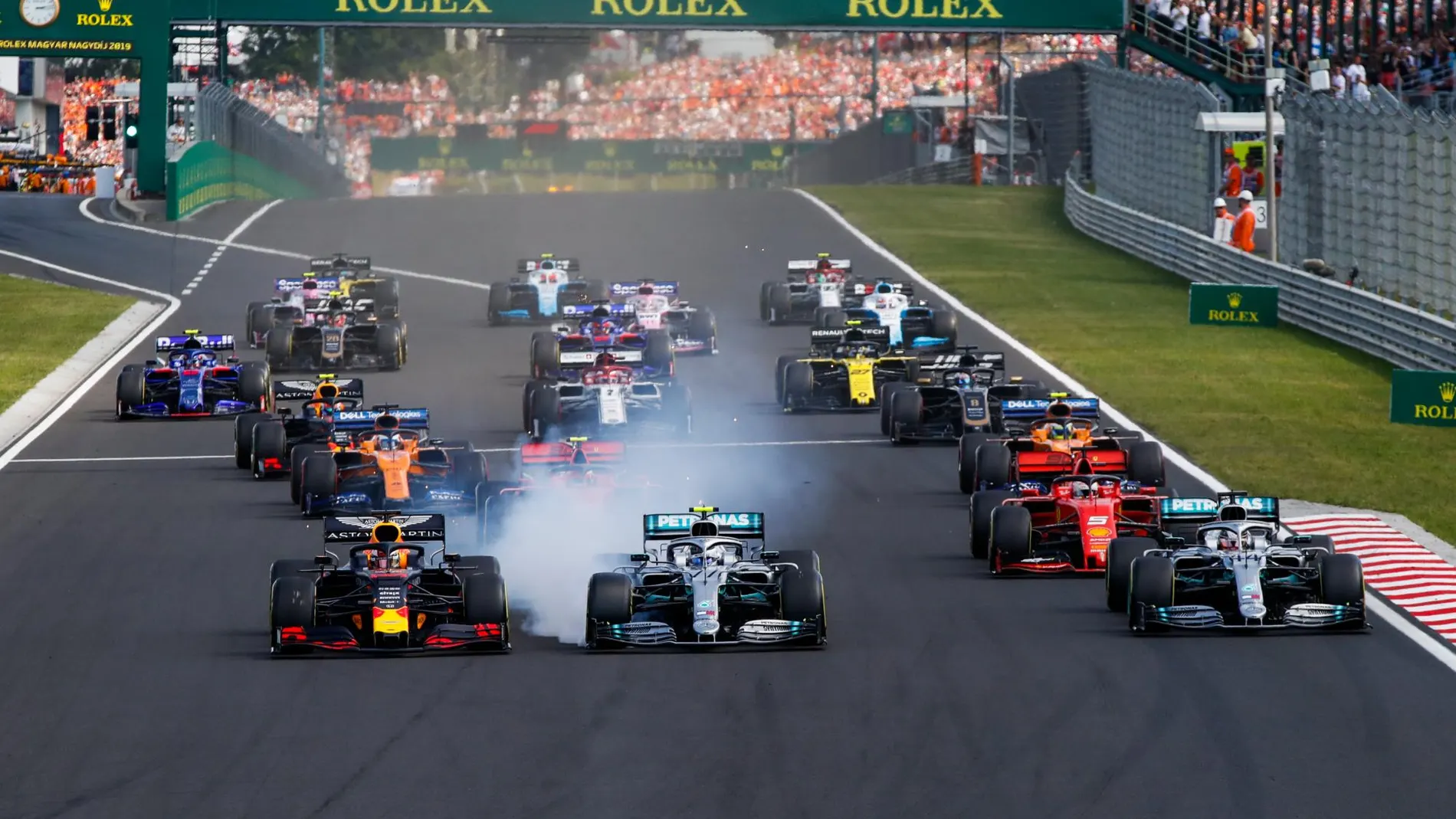 Hamilton y los estrategas de Mercedes triunfan; Sainz, 5º
