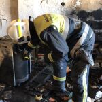Los bomberos han encontrado a la mujer en una vivienda con una carga de fuego "muy importante"en el interior de un dormitorio