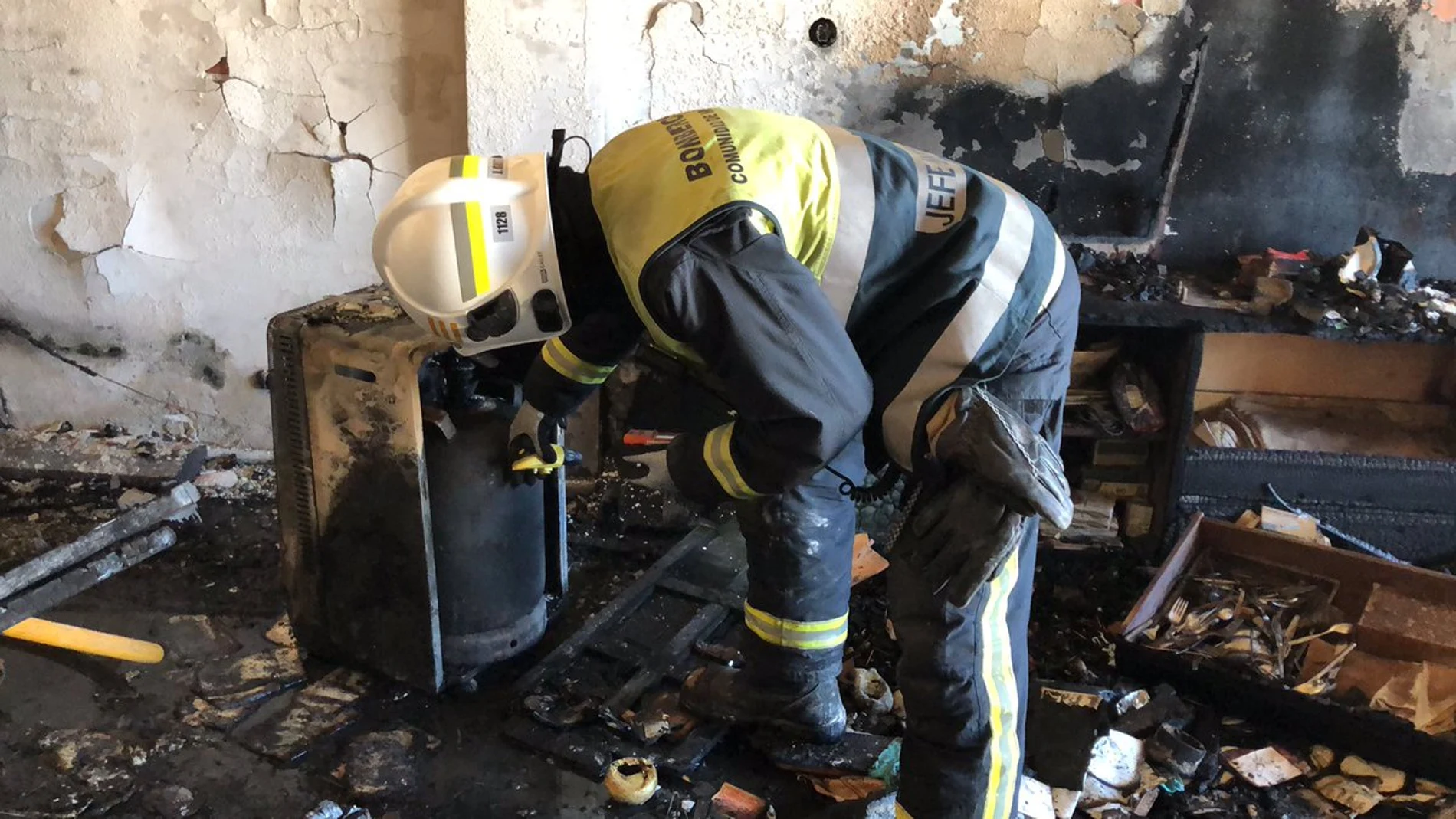 Los bomberos han encontrado a la mujer en una vivienda con una carga de fuego "muy importante"en el interior de un dormitorio