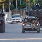 Un vehículo transporta a una combatiente pro-Turquía hoy en el distrito de Akcakale/Efe
